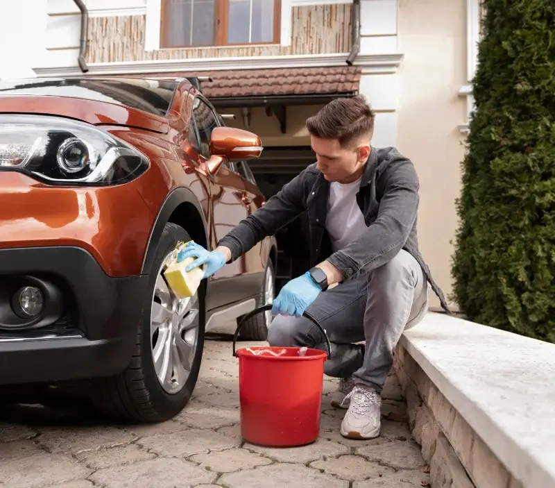 Lavage auto à domicile Murasson : professionnel intervenant sur un véhicule